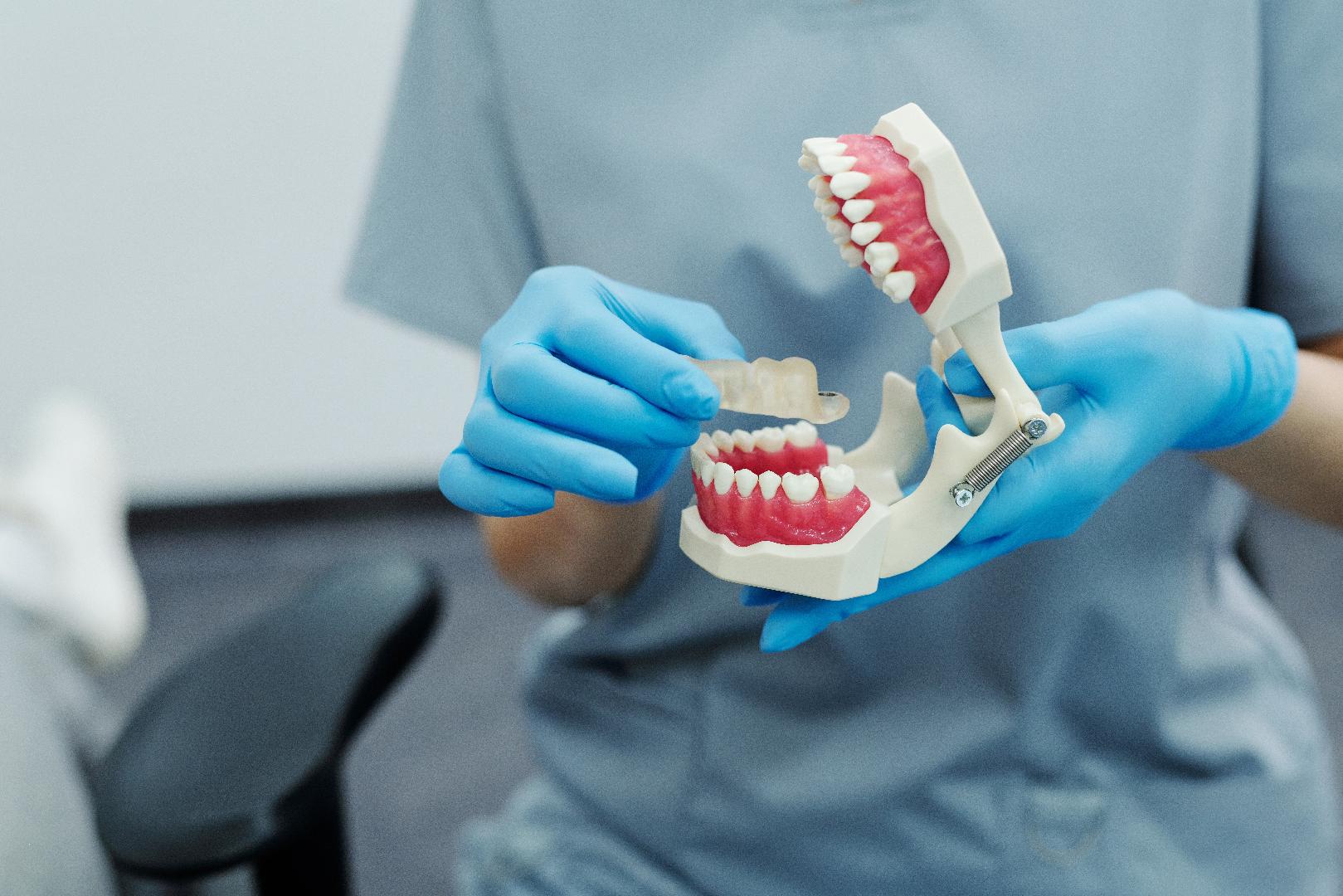   Intrusismo y prótesis dentales: impacto en la salud bucal